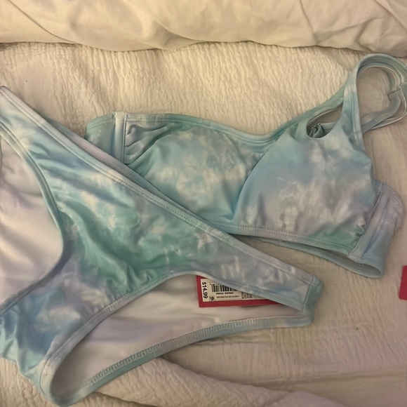 Bikini - Picture 1 of 5